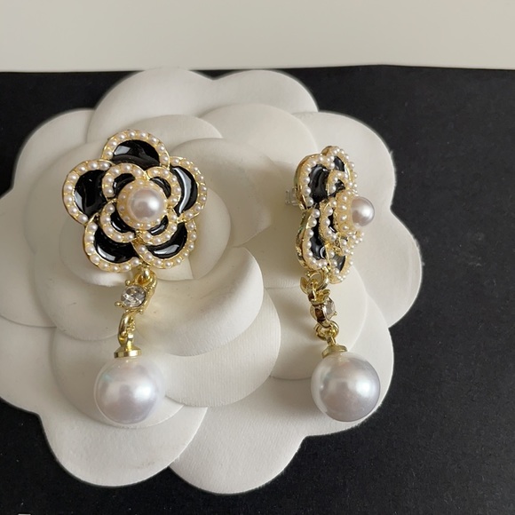 Earrings Camellia Flower with Pearl Drop black and gold - Picture 3 of 5